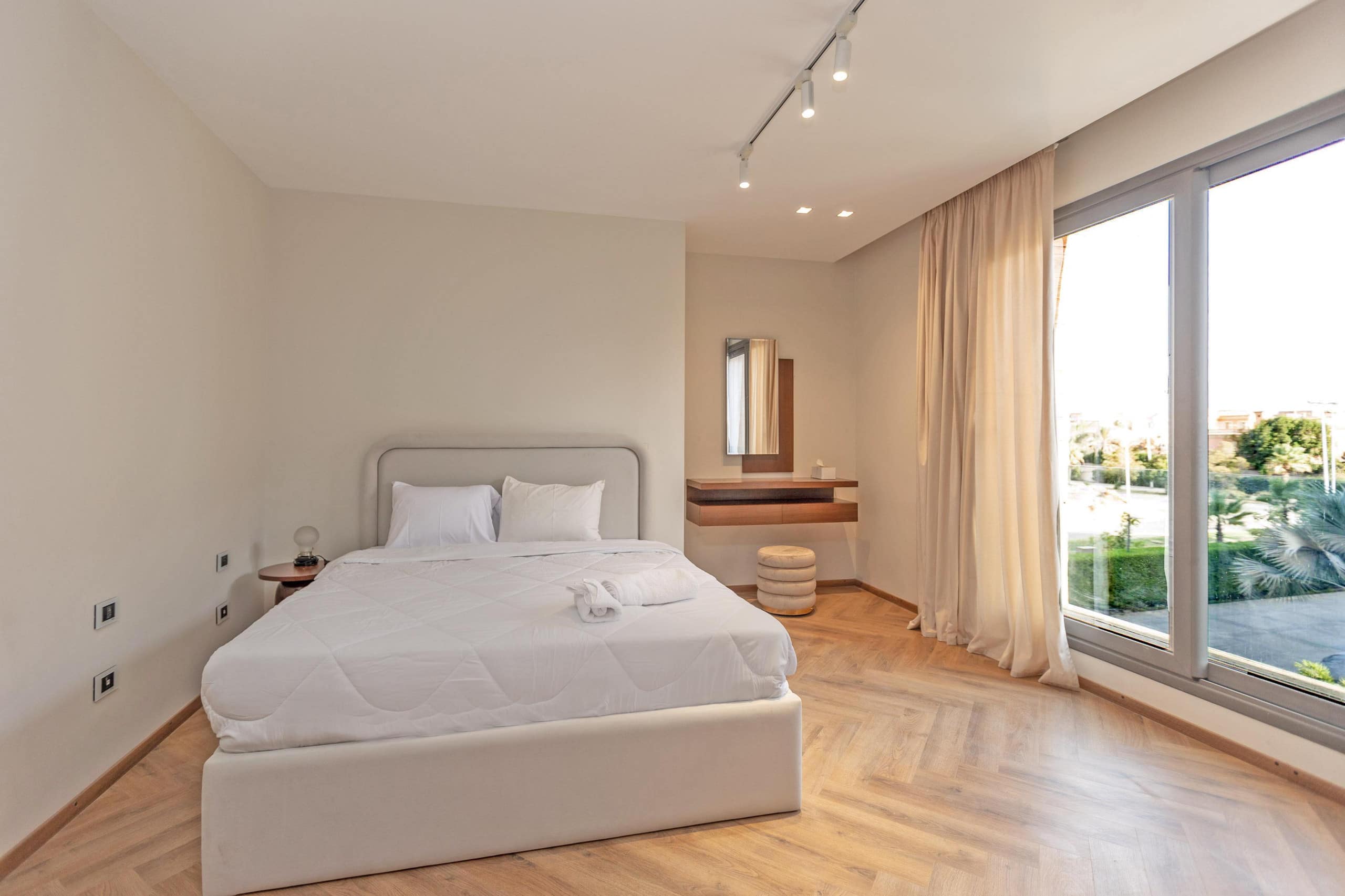 Spacious 450 sqm 3-BR + Maid’s Room |Prime View — Bedroom 2 in New Cairo, Egypt — photo 2