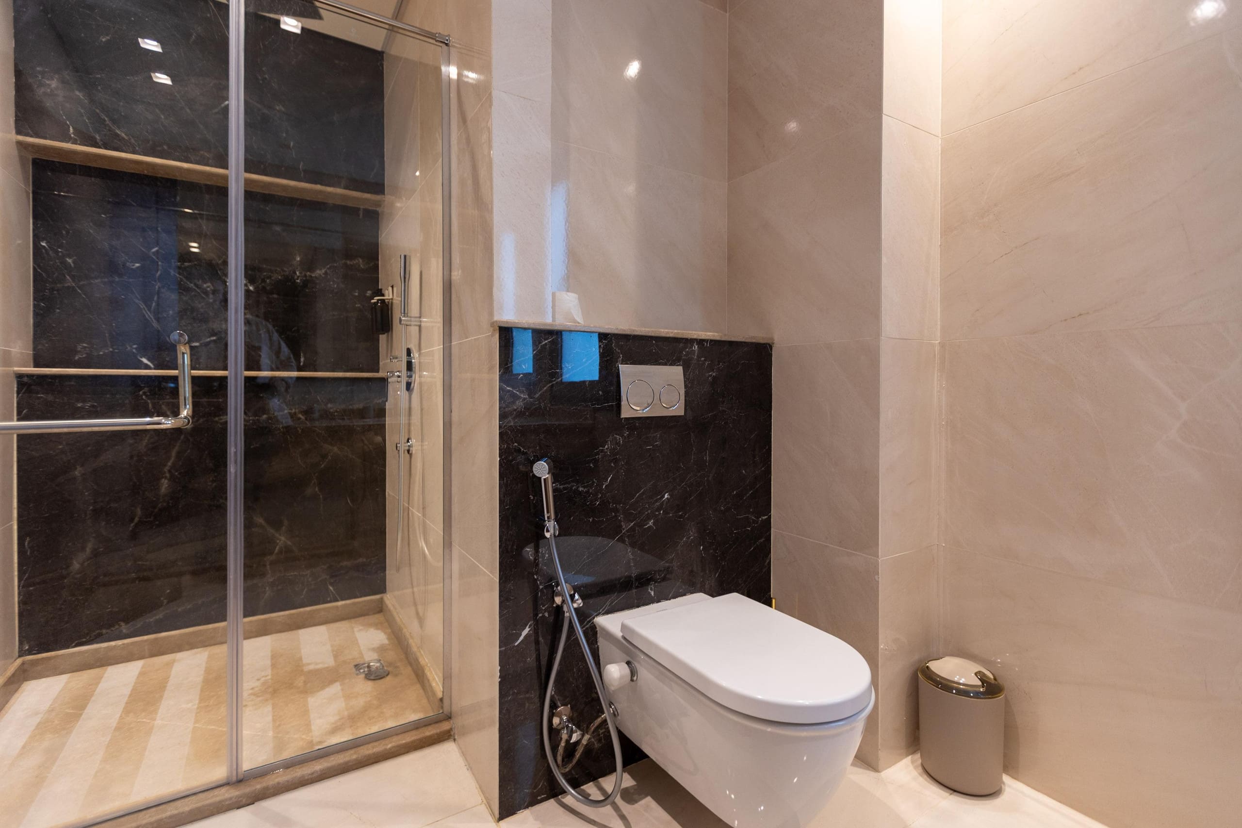 Spacious 450 sqm 3-BR + Maid’s Room |Prime View — Full bathroom 1 in New Cairo, Egypt — photo 3