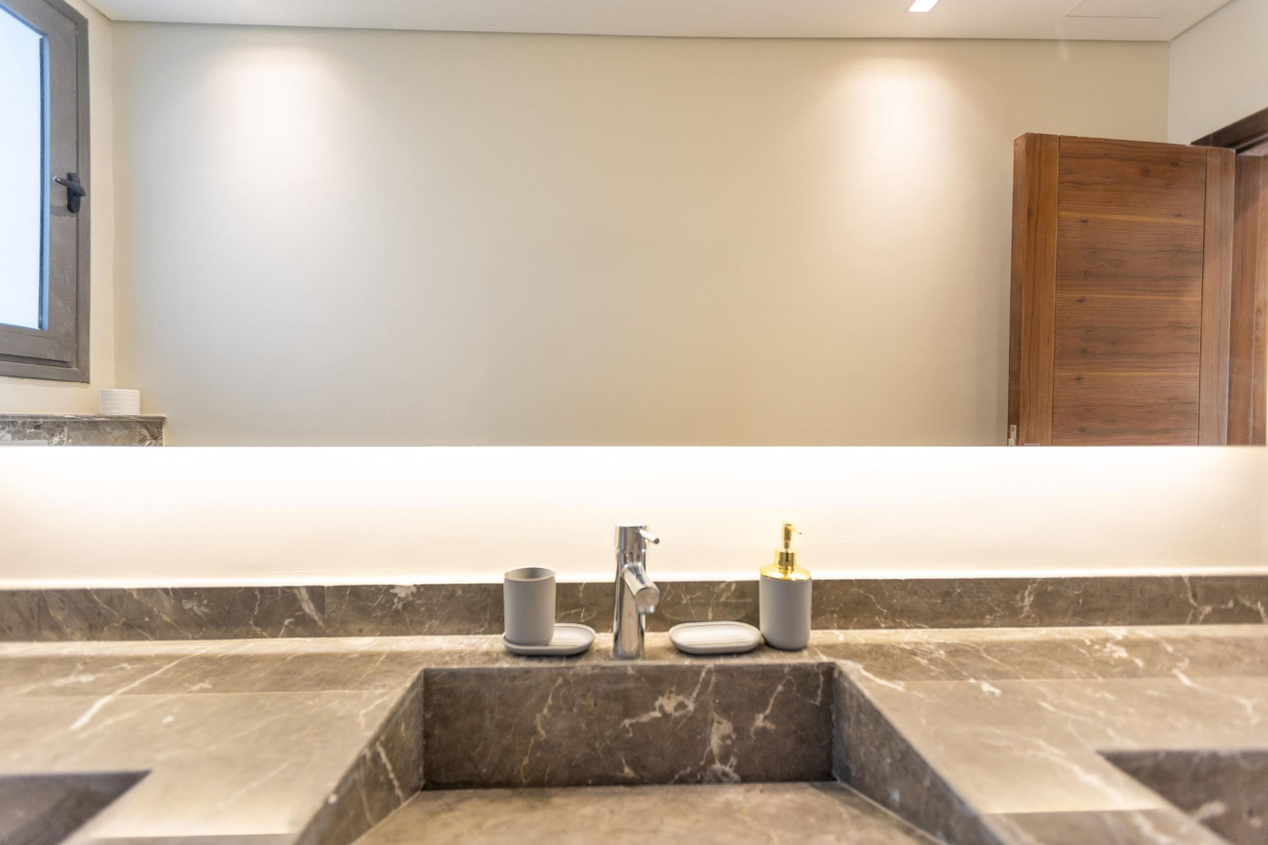Spacious 450 sqm 3-BR + Maid’s Room |Prime View — Half Bathroom 1 in New Cairo, Egypt — photo 2