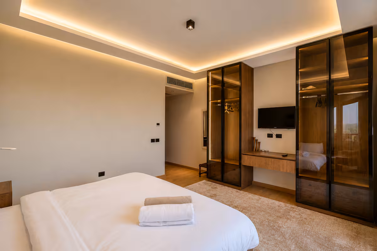Premium 4BR Stay | Silver Palm | Pool Access — Bedroom 1 in New Cairo, Egypt — photo 3