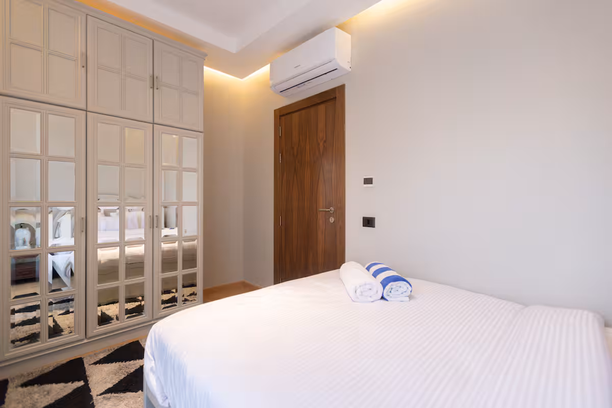Premium 4BR Stay | Silver Palm | Pool Access — Bedroom 4 in New Cairo, Egypt — photo 2