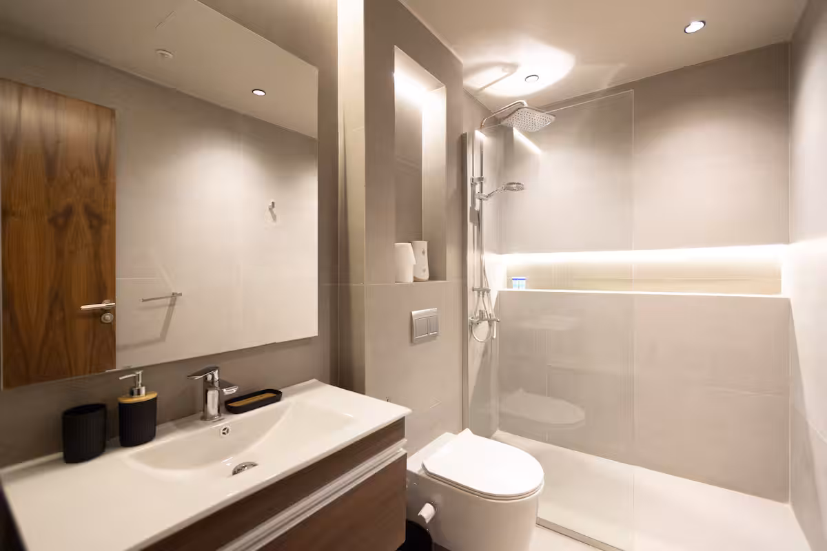 Premium 4BR Stay | Silver Palm | Pool Access — Full bathroom 2 in New Cairo, Egypt