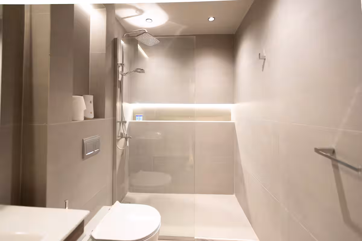 Premium 4BR Stay | Silver Palm | Pool Access — Full bathroom 2 in New Cairo, Egypt — photo 2