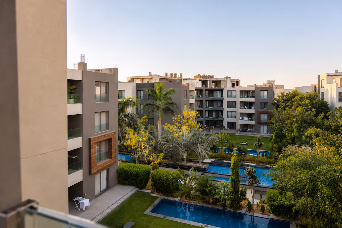 Premium 4BR Stay | Silver Palm | Pool Access — Balcony in New Cairo, Egypt — photo 2