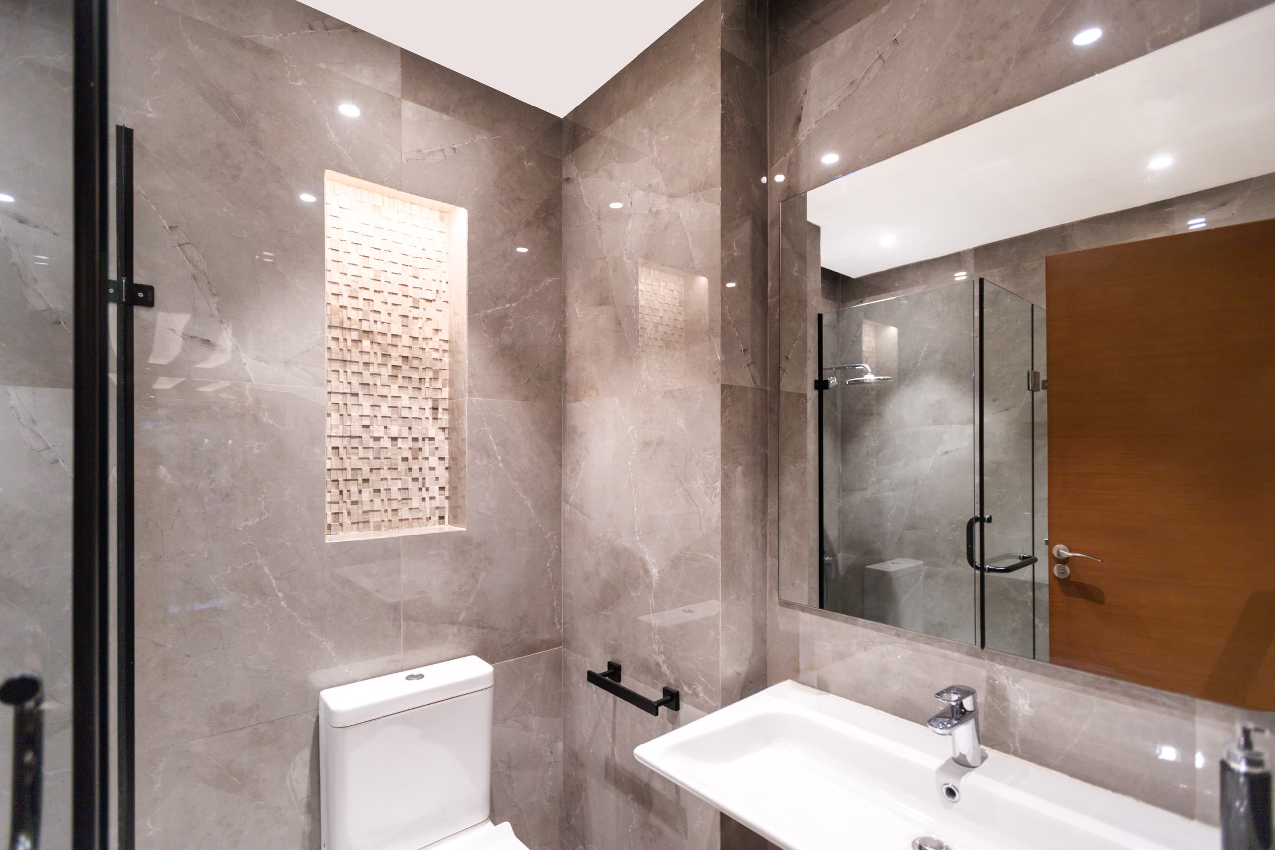Private Garden Oasis | Elegant 2BR | Silver Palm — Full bathroom 2 in New Cairo, Cairo, Egypt — photo 2