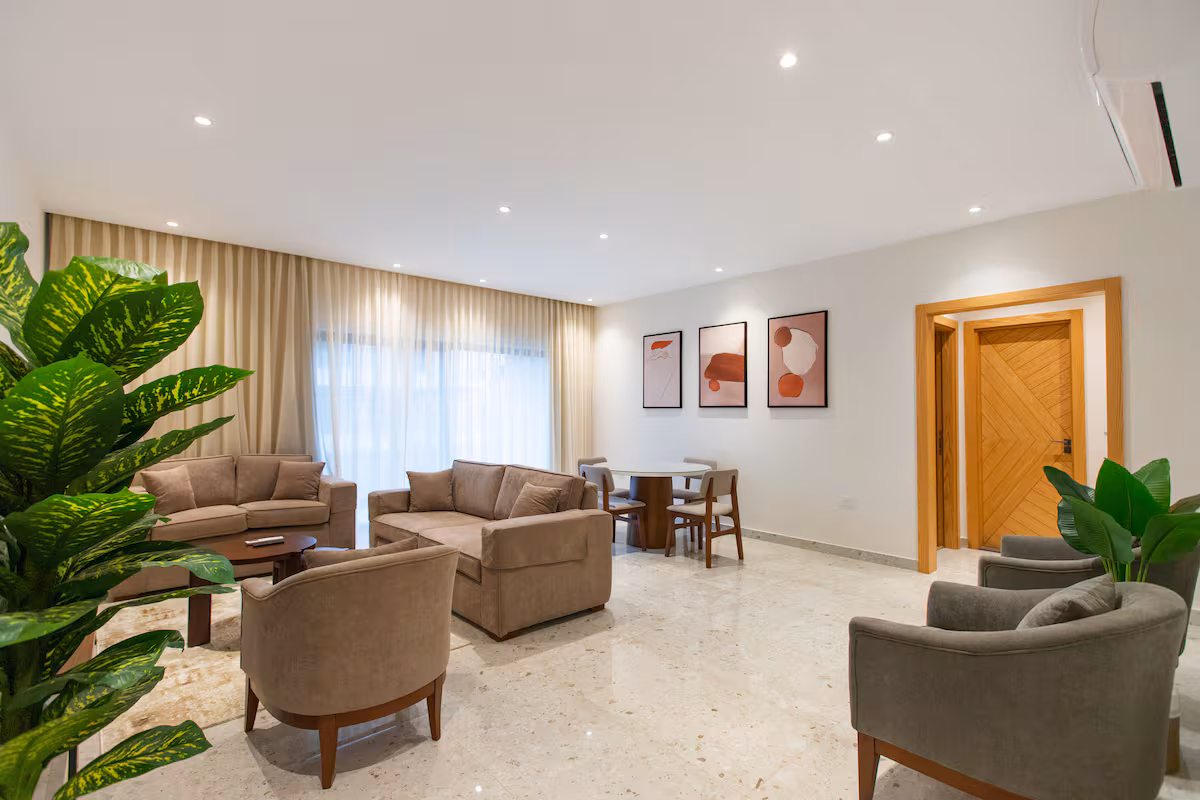 Elegant 2BR Apartment | Lake View Residence — Living Room in First New Cairo, Egypt — photo 2