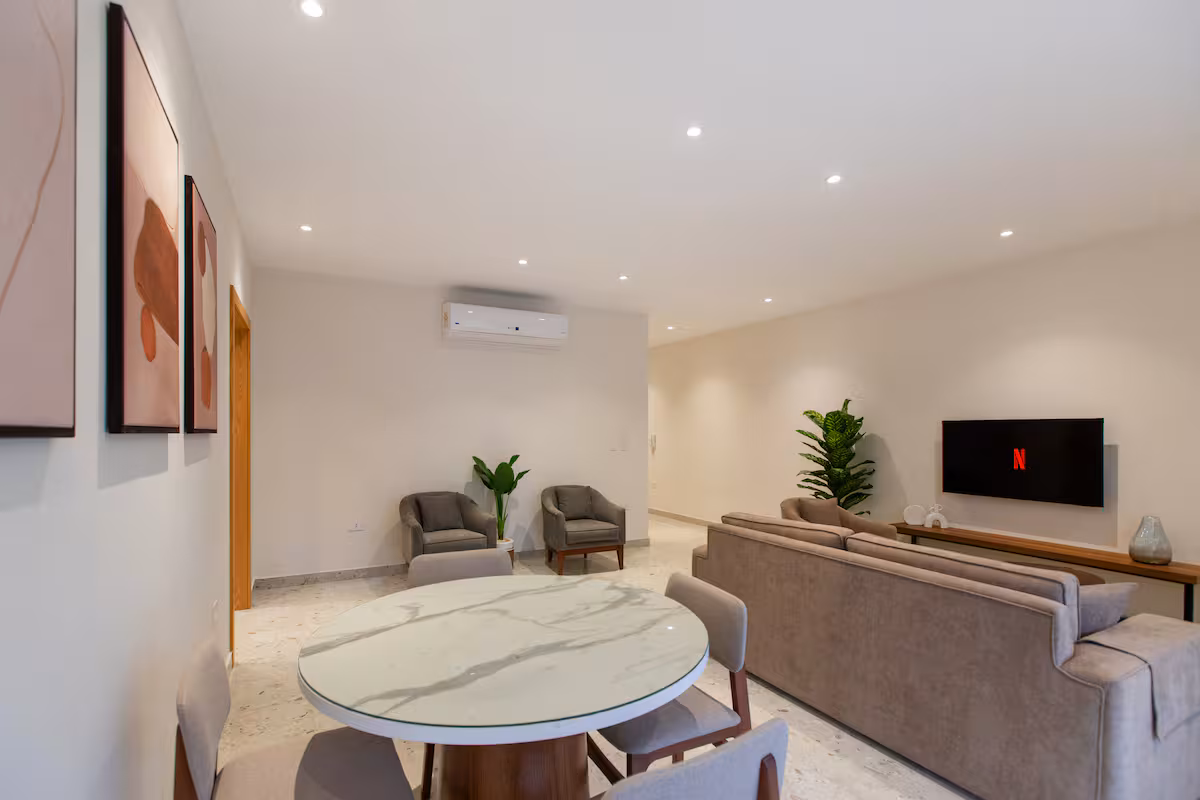 Elegant 2BR Apartment | Lake View Residence — Living Room in First New Cairo, Egypt — photo 3