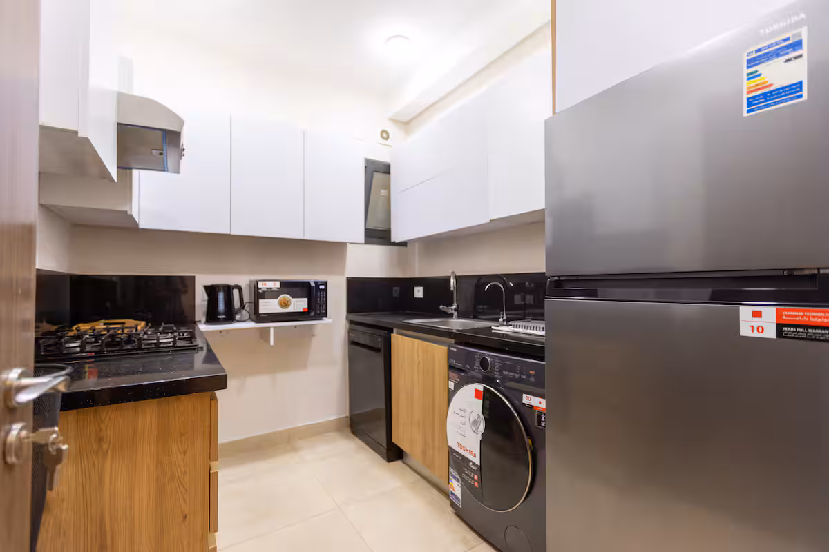 Luxury 3BR Haven Overlooking Green Views -ZED West — Full Kitchen in Sheikh Zayed City, Egypt — photo 2