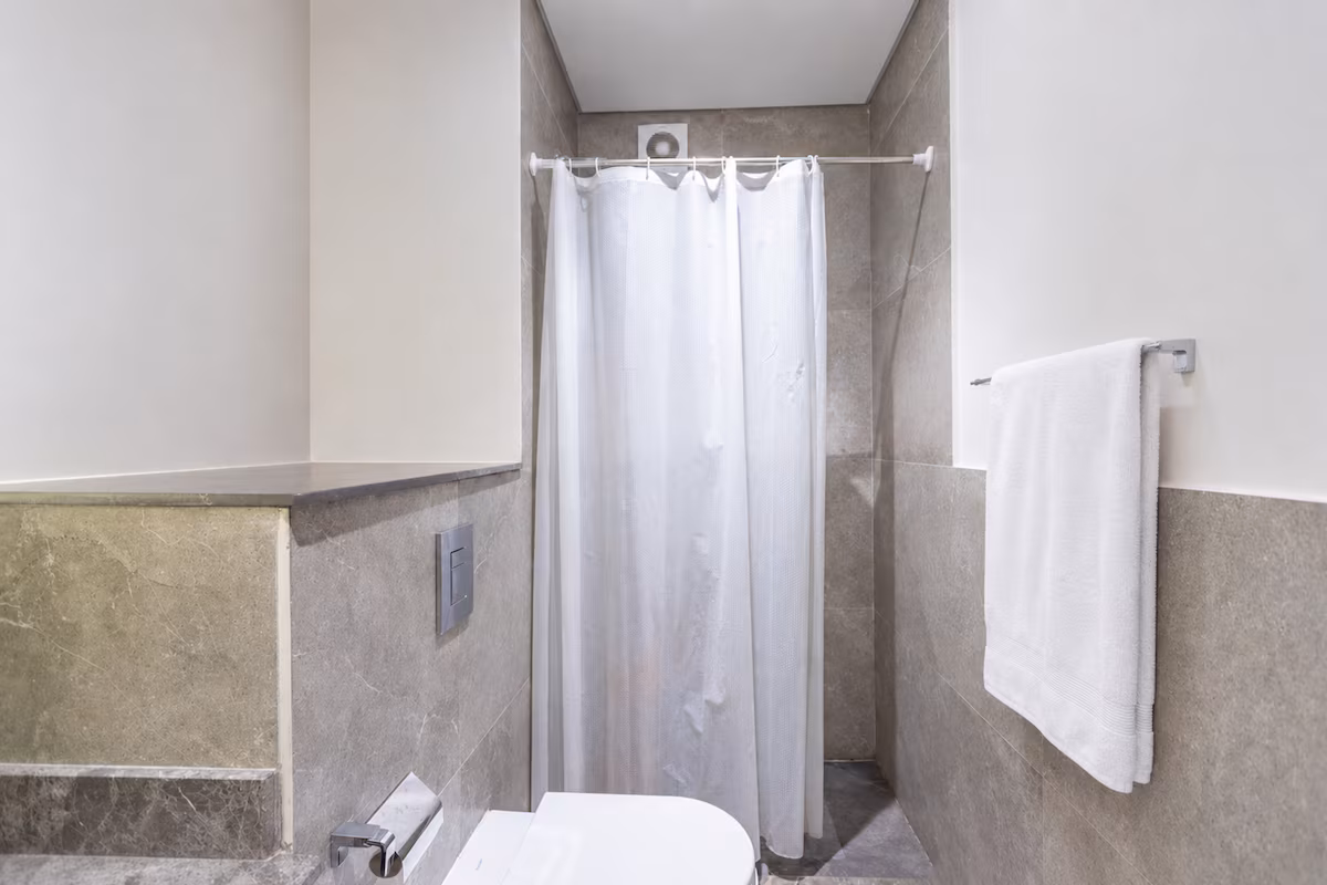 Luxury 3BR Haven Overlooking Green Views -ZED West — Full bathroom 2 in Sheikh Zayed City, Egypt — photo 2