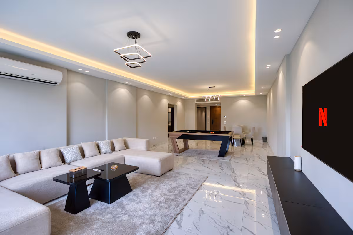 Panoramic Garden & Pool View |3-BR Apt|Silver Palm — Living Room in First New Cairo, Egypt — photo 2