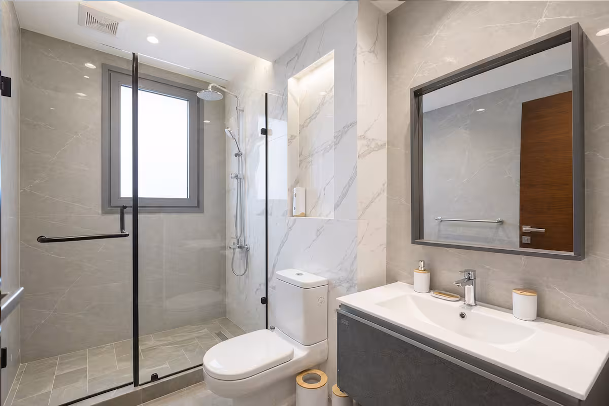 Panoramic Garden & Pool View |3-BR Apt|Silver Palm — Full bathroom 1 in First New Cairo, Egypt