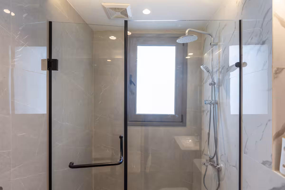 Panoramic Garden & Pool View |3-BR Apt|Silver Palm — Full bathroom 1 in First New Cairo, Egypt — photo 2