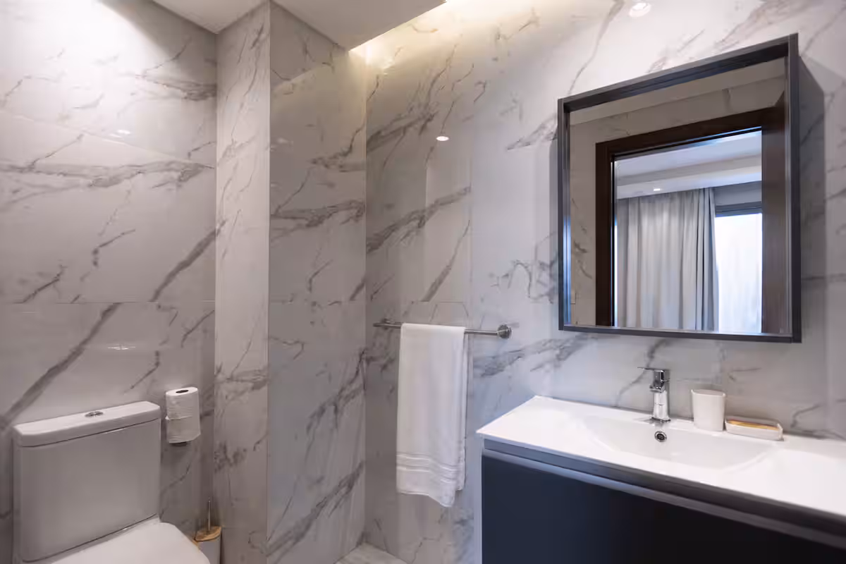Panoramic Garden & Pool View |3-BR Apt|Silver Palm — Full bathroom 2 in First New Cairo, Egypt