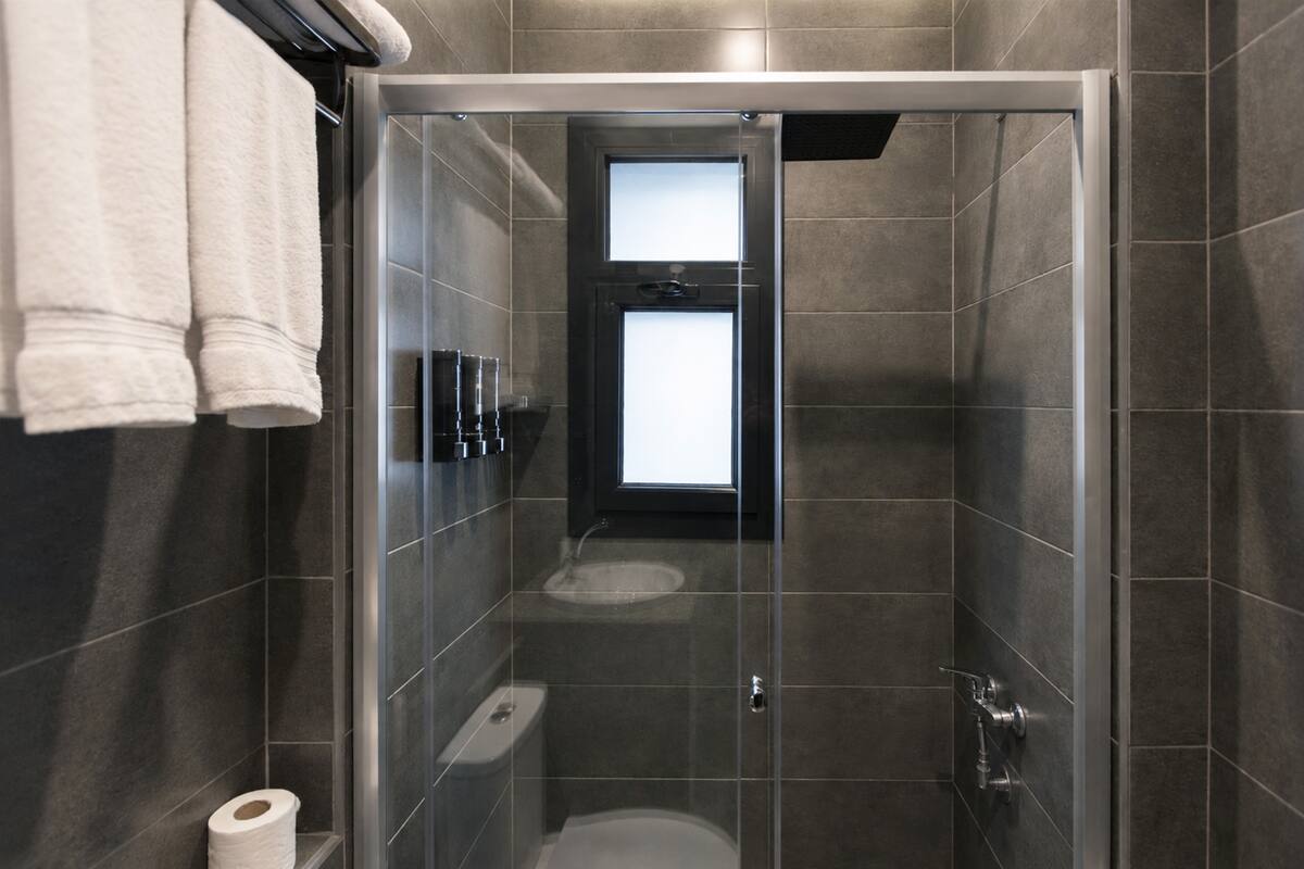 Maisonette | One Private Suite | Front of Waterway — Full bathroom 1 in First New Cairo, Egypt — photo 2