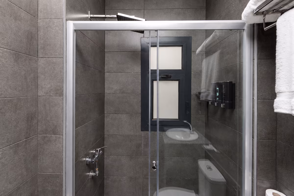1BR Suite | Maisonette Boutique | Waterway front — Full bathroom 1 in First New Cairo, Egypt — photo 2