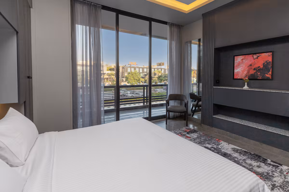 Maisonette | Stunning Waterway View & Balcony — Bedroom 1 in First New Cairo, Egypt — photo 3