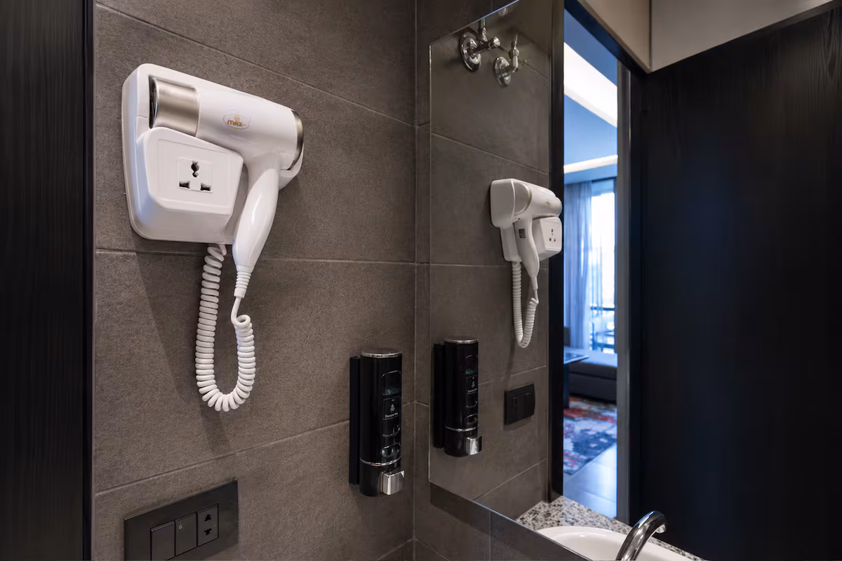 Maisonette | Stunning Waterway View & Balcony — Full bathroom 1 in First New Cairo, Egypt — photo 3