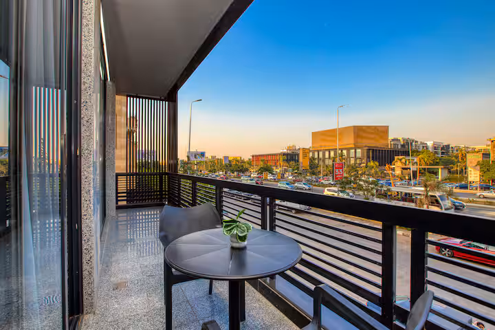 Maisonette | Stunning Waterway View & Balcony — Balcony in First New Cairo, Egypt