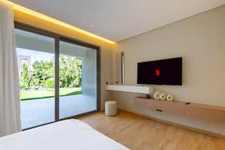 Extra-Wide 3-Bdr Apt | Garden & Pool | Silverpalm — Bedroom 1 in Cairo, Egypt — photo 2