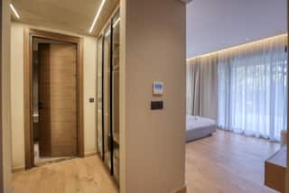Extra-Wide 3-Bdr Apt | Garden & Pool | Silverpalm — Bedroom 1 in Cairo, Egypt — photo 3