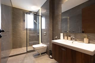 Extra-Wide 3-Bdr Apt | Garden & Pool | Silverpalm — Full bathroom 1 in Cairo, Egypt
