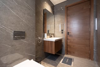 Extra-Wide 3-Bdr Apt | Garden & Pool | Silverpalm — Full bathroom 1 in Cairo, Egypt — photo 2