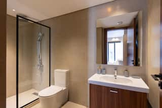 Extra-Wide 3-Bdr Apt | Garden & Pool | Silverpalm — Full bathroom 2 in Cairo, Egypt