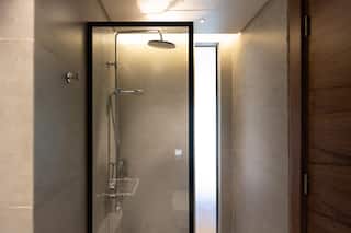 Extra-Wide 3-Bdr Apt | Garden & Pool | Silverpalm — Full bathroom 2 in Cairo, Egypt — photo 2