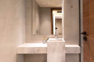 Extra-Wide 3-Bdr Apt | Garden & Pool | Silverpalm — Full bathroom 3 in Cairo, Egypt — photo 2