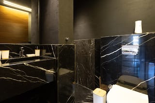 Extra-Wide 3-Bdr Apt | Garden & Pool | Silverpalm — Full bathroom 4 in Cairo, Egypt — photo 2