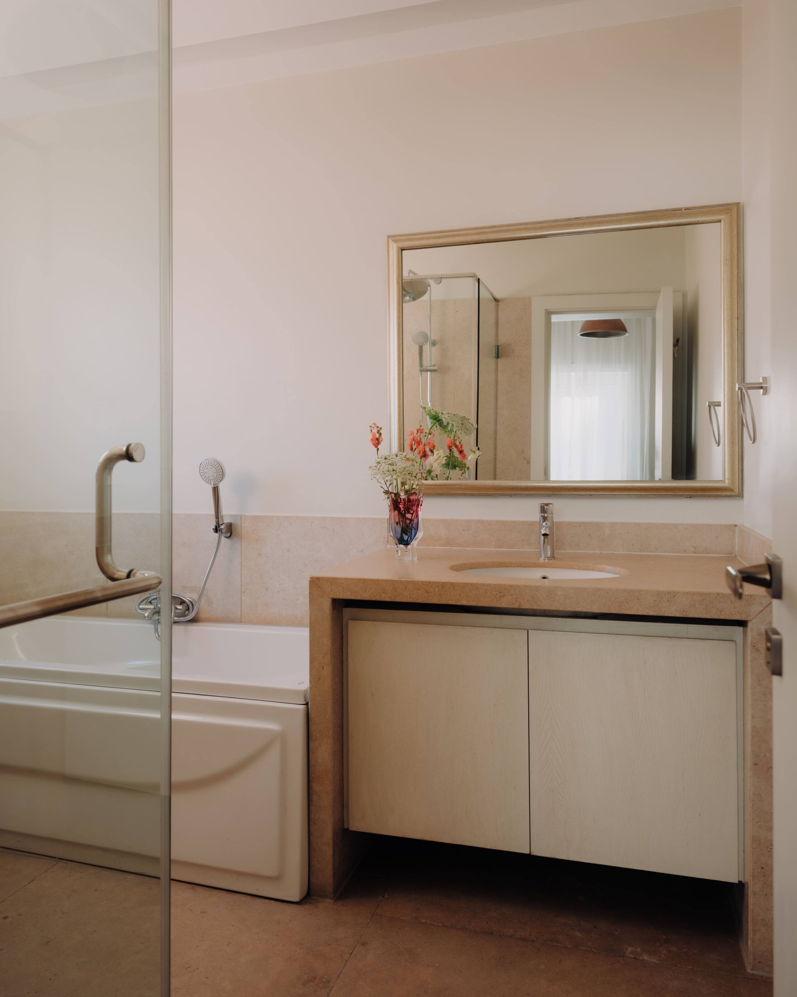 Longchamps Boutique Hotel Room w/ Breakfast — Full bathroom 1 in Zamalek , Cairo, Egypt — photo 3
