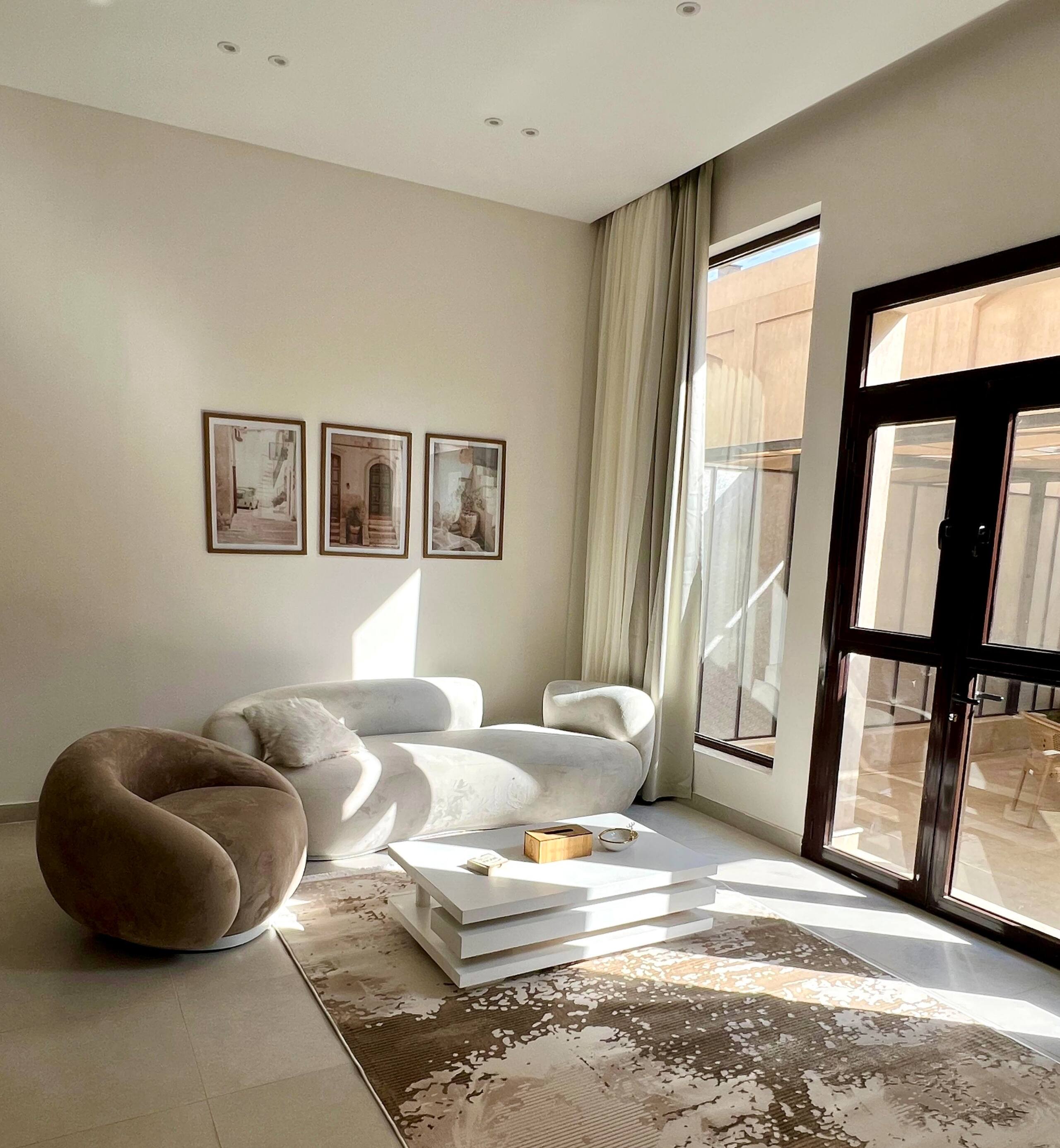 Luxurious Private Garden Apt with High Ceilings — Living Room in First New Cairo, Egypt — photo 2