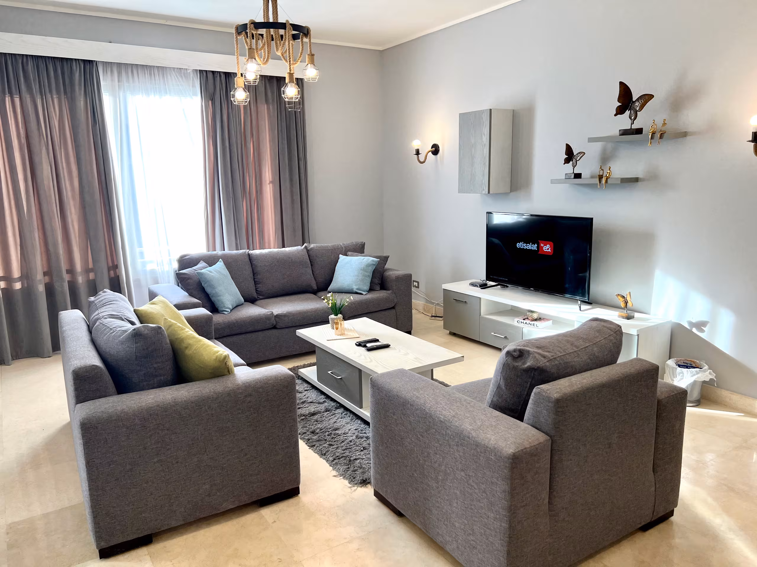 Palm Hills Prestigious Serviced 2-Bed 2-bath NEW* — Living Room in First New Cairo, Egypt — photo 2