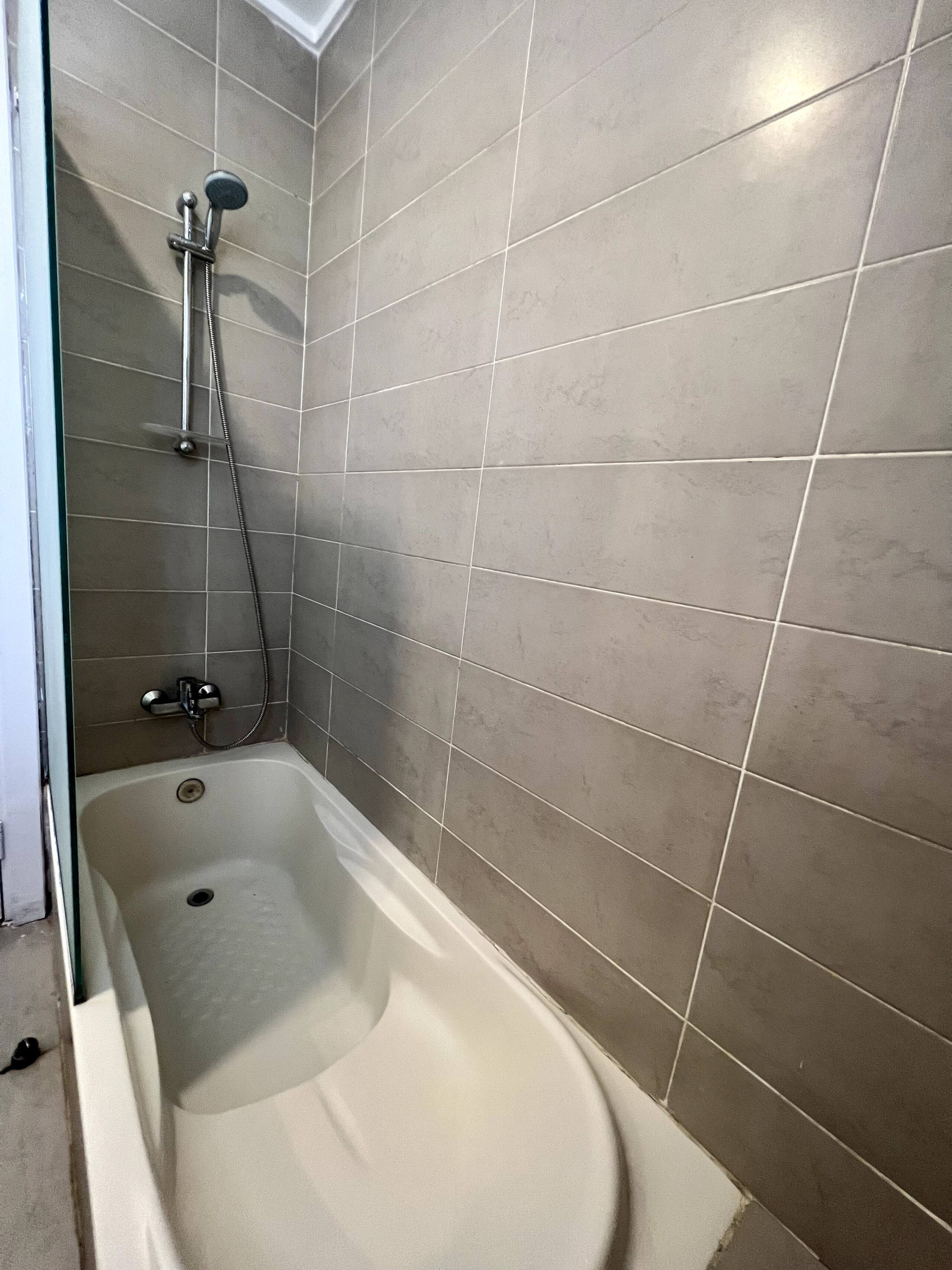 Newly Furnished 1-Bed next to AUC Palm Hills VG — Full bathroom 1 in First New Cairo, Egypt — photo 2