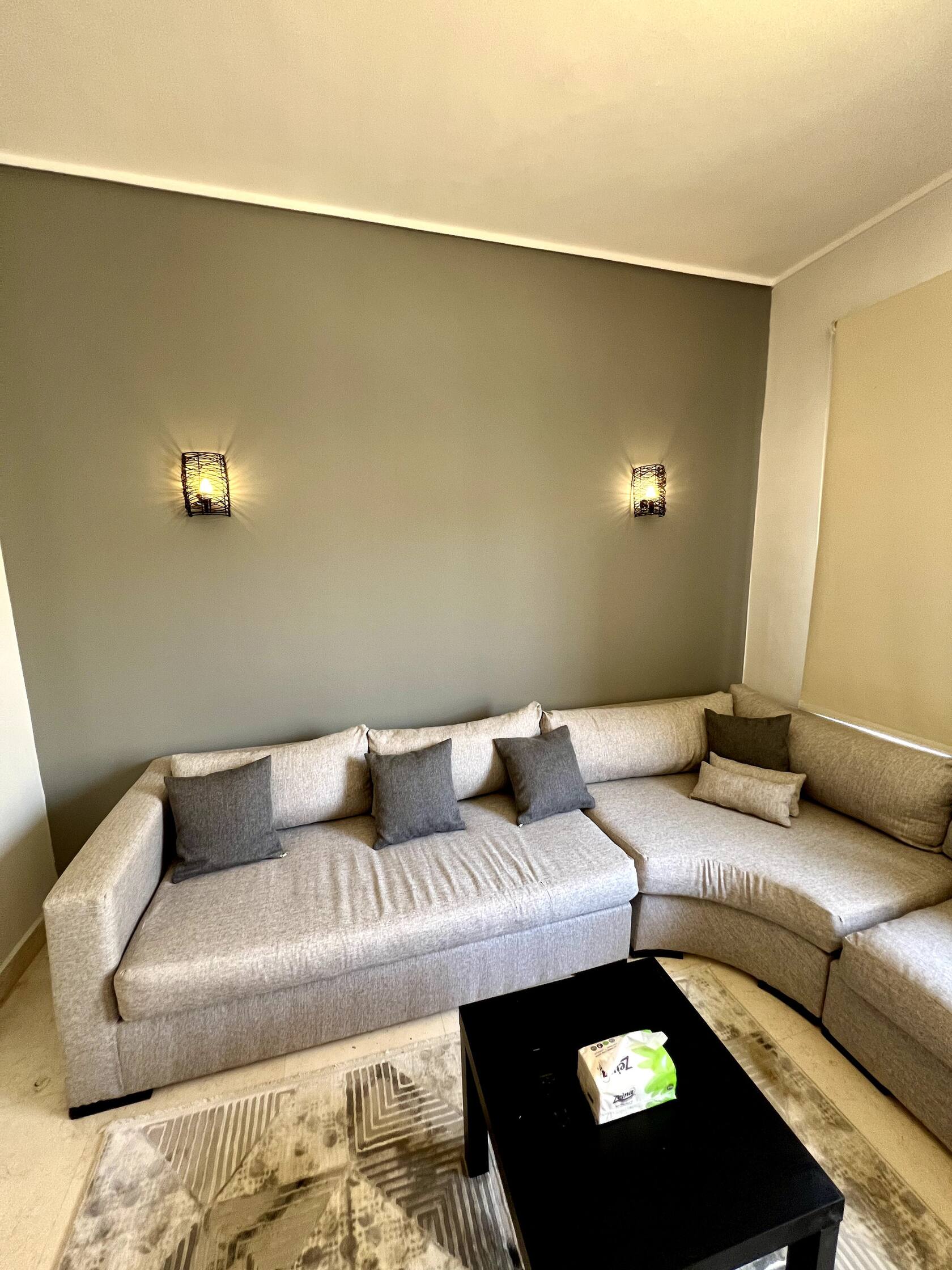 Cozy New Cairo serviced 1-bed — Living Room in First New Cairo, Egypt — photo 2