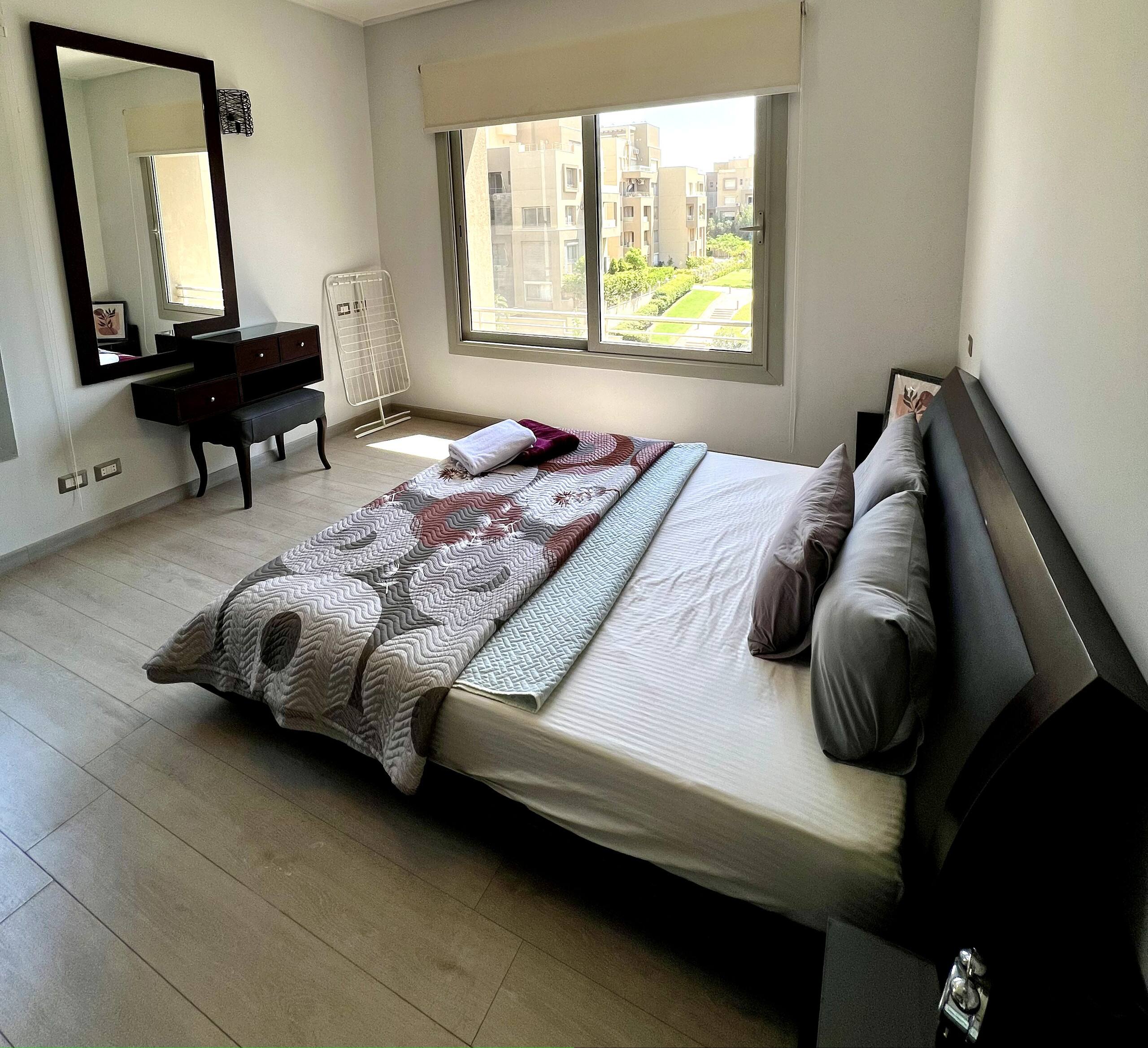 Cozy New Cairo serviced 1-bed — Bedroom 1 in First New Cairo, Egypt — photo 3