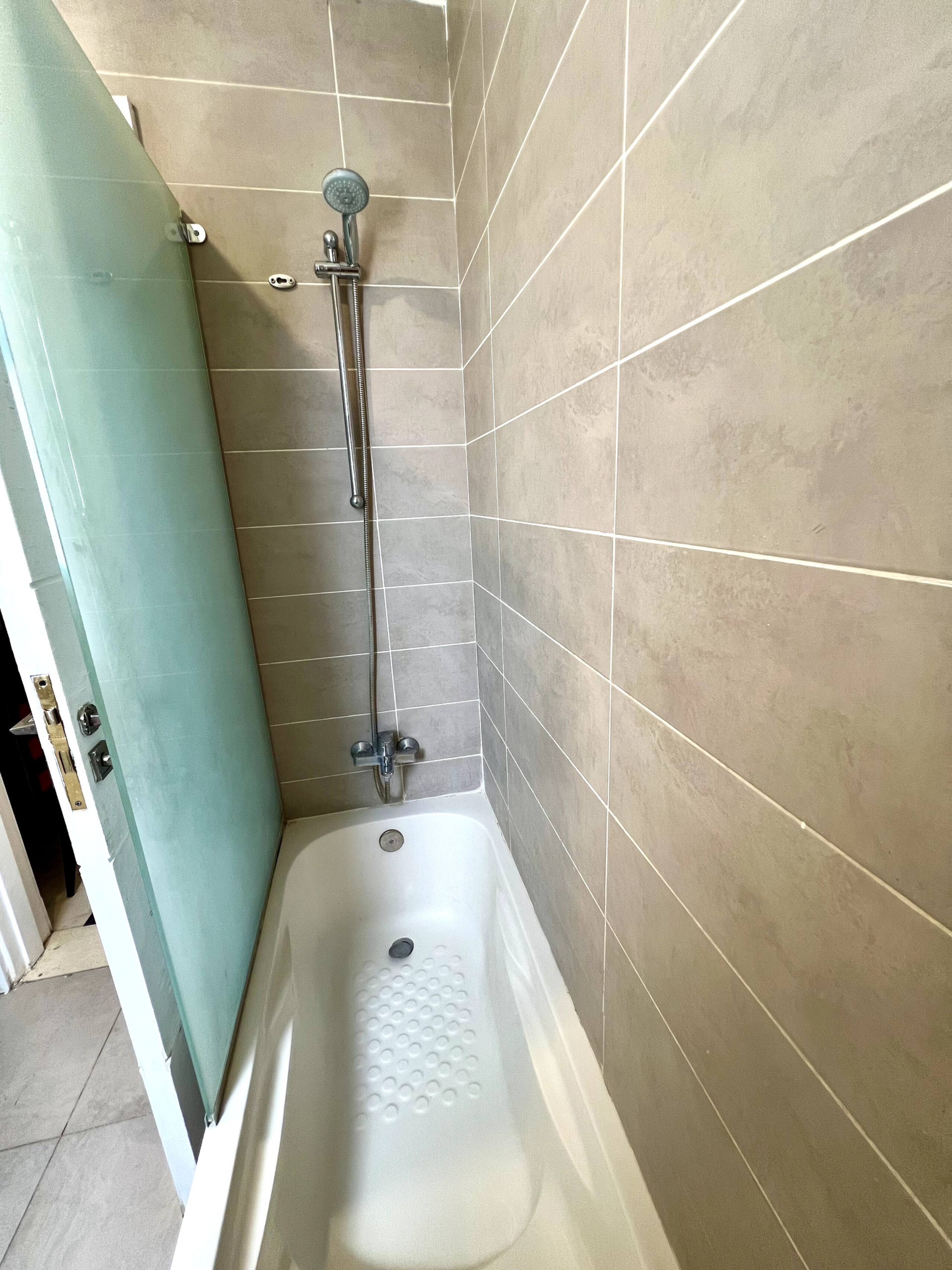 Cozy New Cairo serviced 1-bed — Full bathroom 1 in First New Cairo, Egypt — photo 2