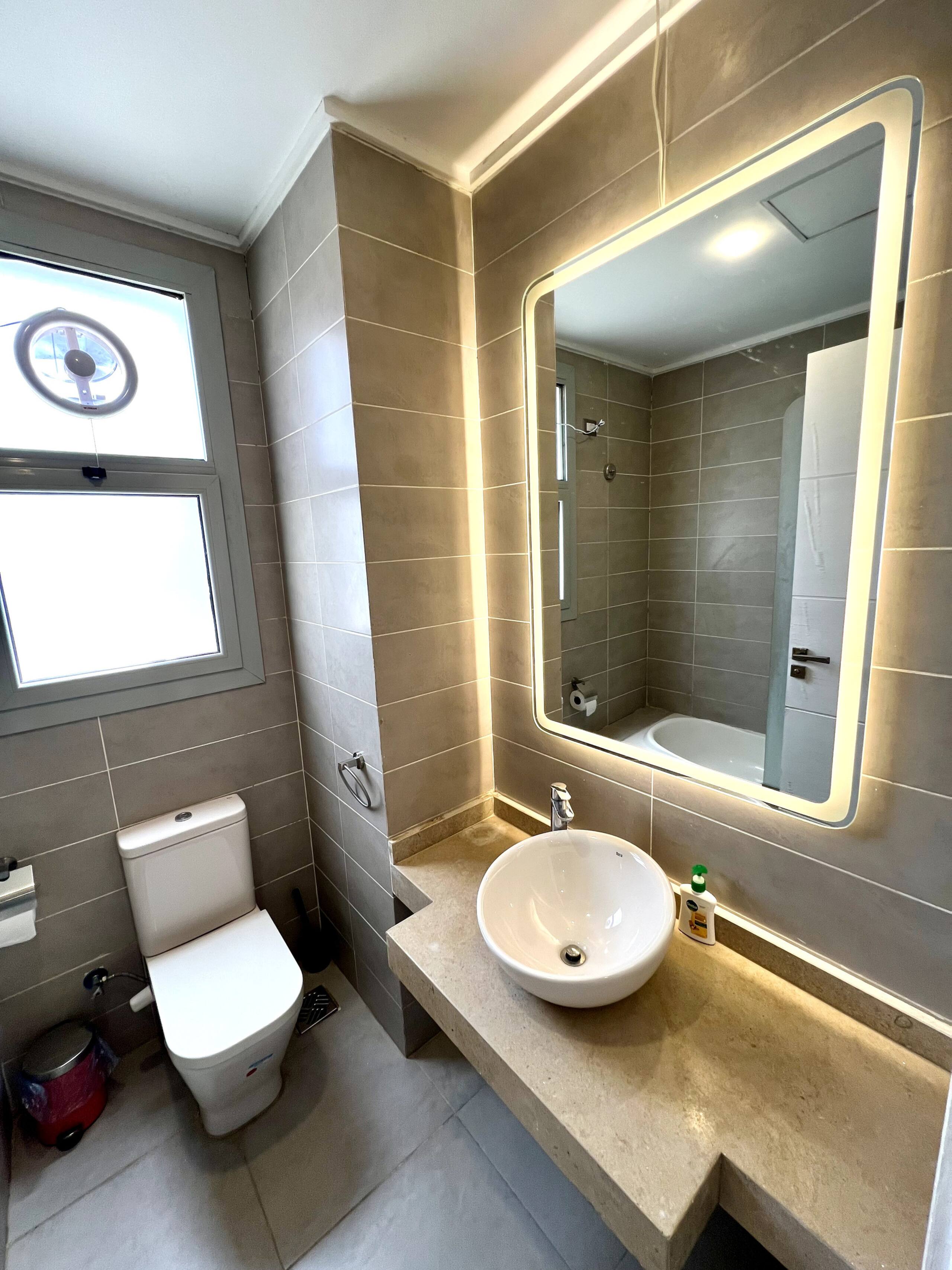 Cozy New Cairo serviced 1-bed — Full bathroom 1 in First New Cairo, Egypt — photo 3