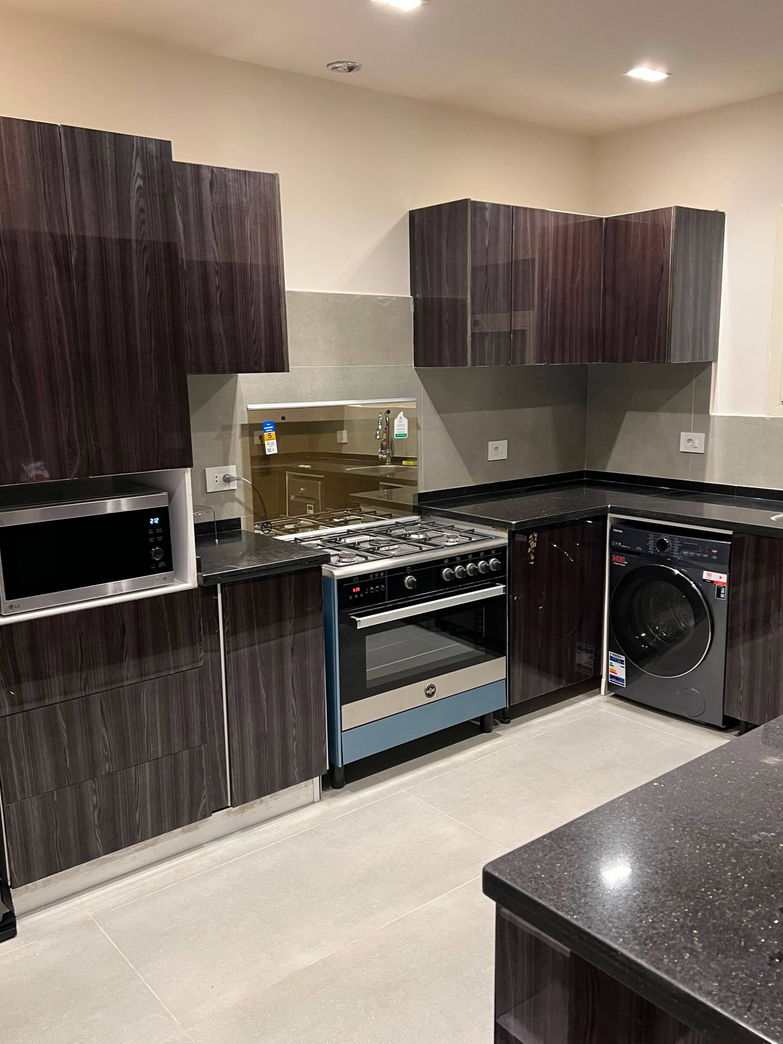 Premium Residence 3-Bedroom Charm next to Waterway — Full Kitchen in New Cairo, Egypt — photo 3