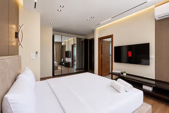 Elite 3BR Apt | Private Pool+Maid Room | Lake View — Bedroom 1 in Cairo, Egypt, Egypt — photo 3