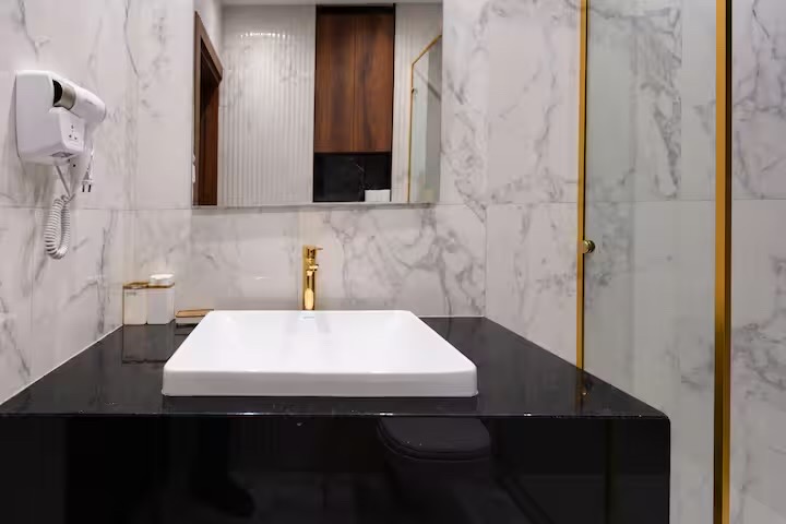Elite 3BR Apt | Private Pool+Maid Room | Lake View — Full bathroom 1 in Cairo, Egypt, Egypt — photo 2