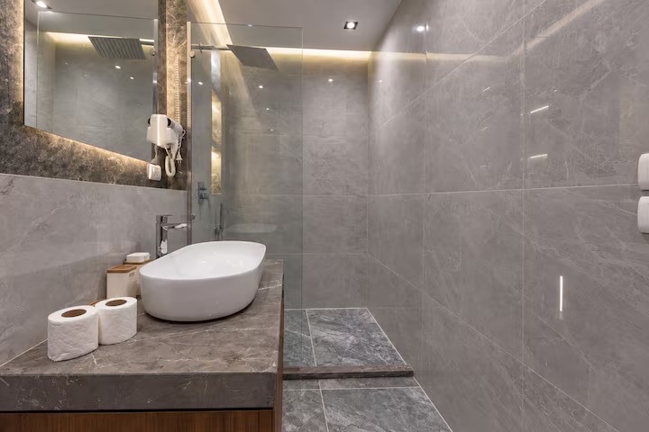 Elite 3BR Apt | Private Pool+Maid Room | Lake View — Full bathroom 2 in Cairo, Egypt, Egypt — photo 2
