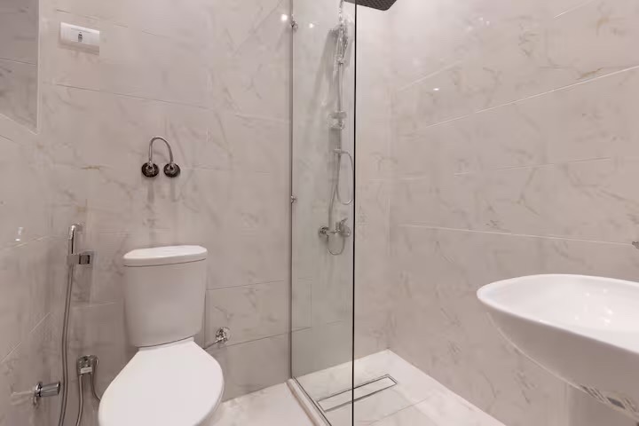 Elite 3BR Apt | Private Pool+Maid Room | Lake View — Full bathroom 3 in Cairo, Egypt, Egypt — photo 2