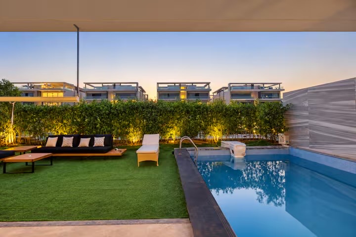 Elite 3BR Apt | Private Pool+Maid Room | Lake View — Pool in Cairo, Egypt, Egypt — photo 2