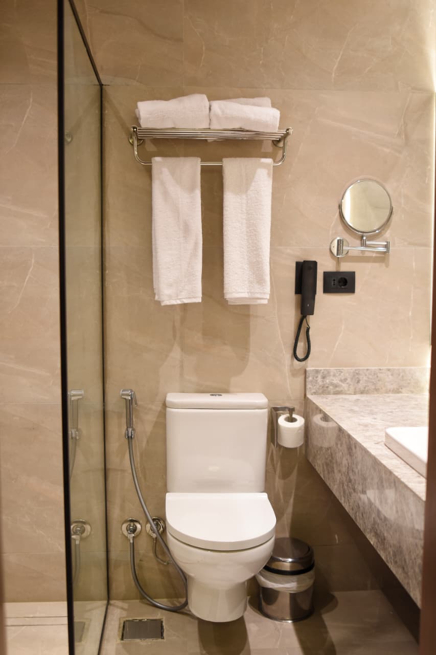 SOL Plaza | Elegant Double Retreat with Pool Views — Full bathroom 1 in Cairo, Egypt — photo 2