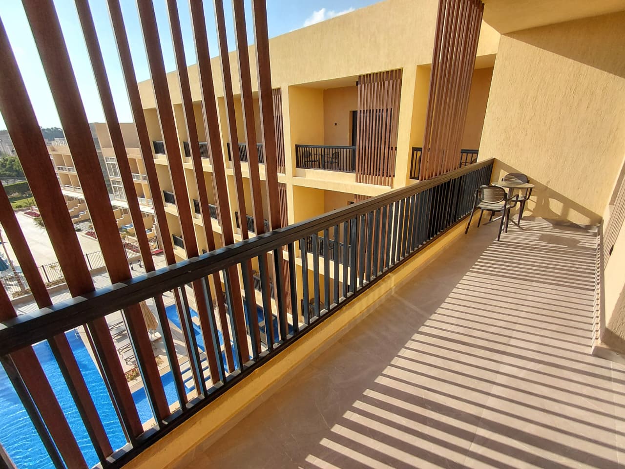 SOL Plaza | Elegant Double Retreat with Pool Views — Balcony in Cairo, Egypt — photo 3