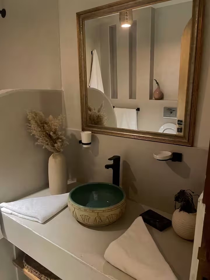 Saray Pyramids & GEM View | with Hot Tub — Full bathroom 2 in Giza, Egypt, Egypt — photo 2
