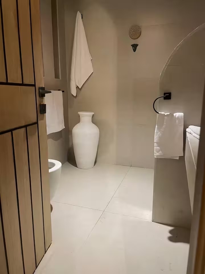 Saray Pyramids & GEM View | with Hot Tub — Full bathroom 2 in Giza, Egypt, Egypt — photo 3