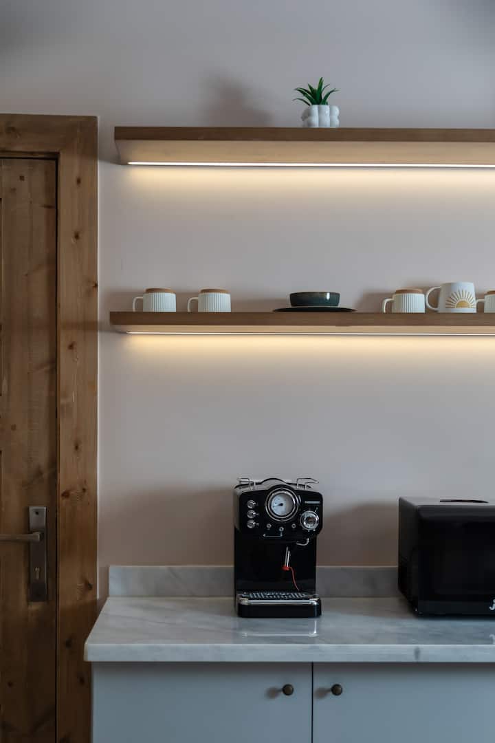 Minimal ancient Saray pyramids view — Full Kitchen in Giza, Egypt, Egypt
