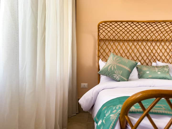 Minimal ancient Saray pyramids view — Bedroom 1 in Giza, Egypt, Egypt — photo 2